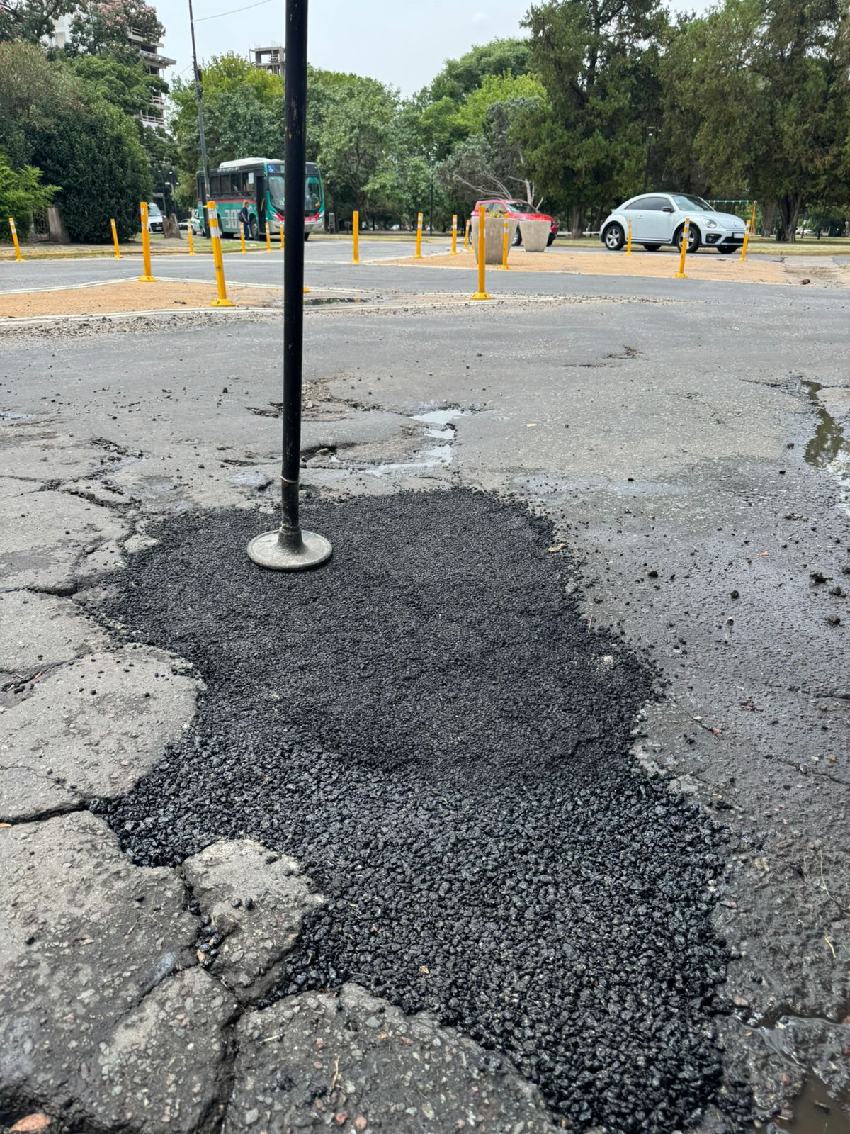 Bacheo sobre baches con agua post lluvia – La PLata