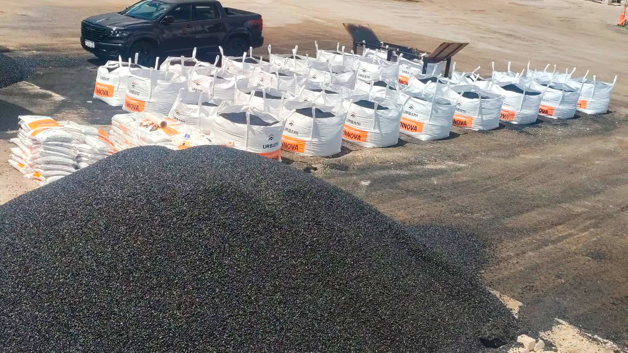 Material RINNOVA siendo volcado en obra – biomezcla asfáltica en frío para bacheo inmediato